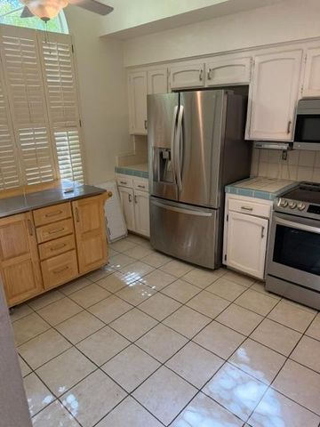 9128 N Stoneridge Lane, Fresno, CA 93720