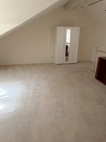 9128 N Stoneridge Lane, Fresno, CA 93720