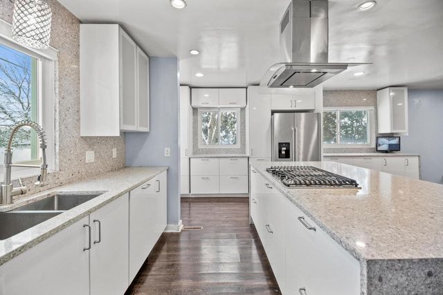 2003 S Valley Spring DRIVE, New Berlin, WI 53151