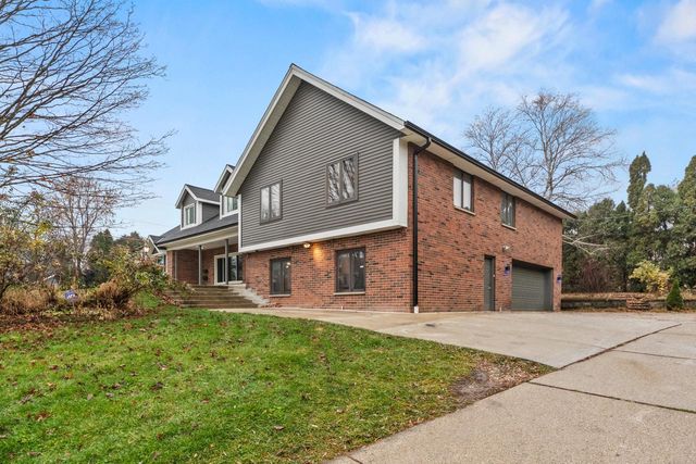 2003 S Valley Spring DRIVE, New Berlin, WI 53151