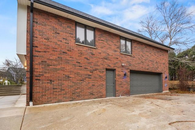 2003 S Valley Spring DRIVE, New Berlin, WI 53151