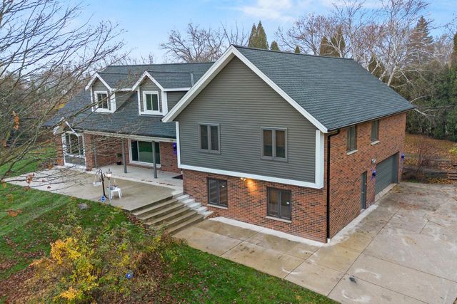 2003 S Valley Spring DRIVE, New Berlin, WI 53151