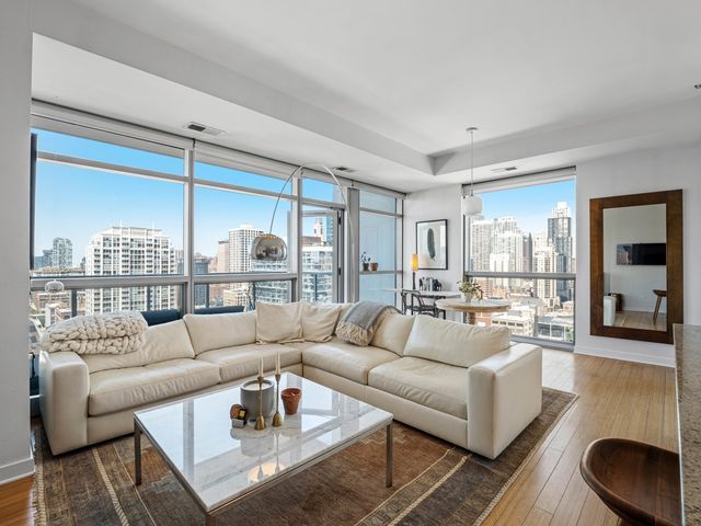 303 W OHIO Street 2202, Chicago, IL 60654