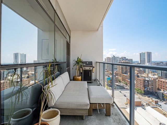 303 W OHIO Street 2202, Chicago, IL 60654