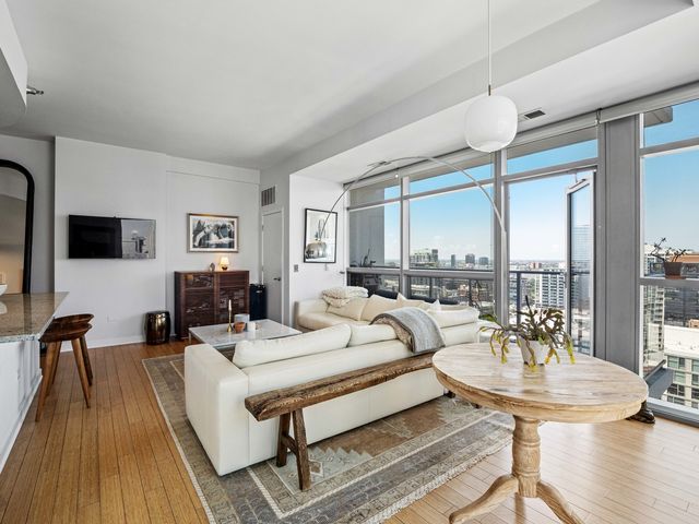 303 W OHIO Street 2202, Chicago, IL 60654