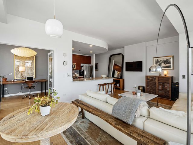 303 W OHIO Street 2202, Chicago, IL 60654