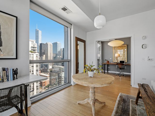 303 W OHIO Street 2202, Chicago, IL 60654