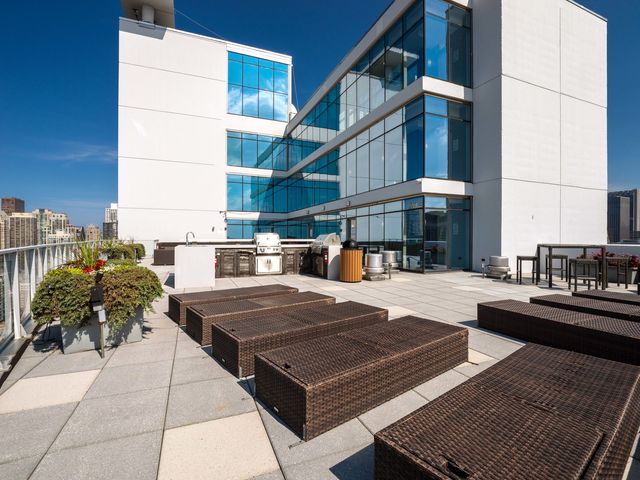 303 W OHIO Street 2202, Chicago, IL 60654
