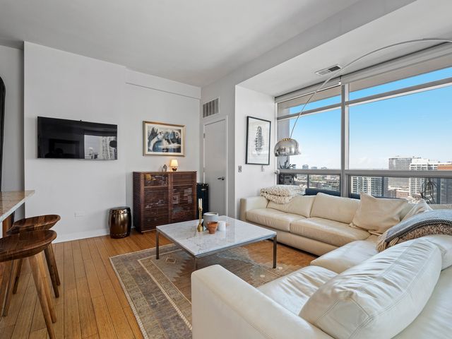 303 W OHIO Street 2202, Chicago, IL 60654