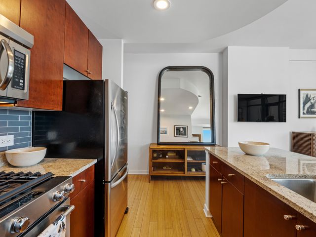 303 W OHIO Street 2202, Chicago, IL 60654