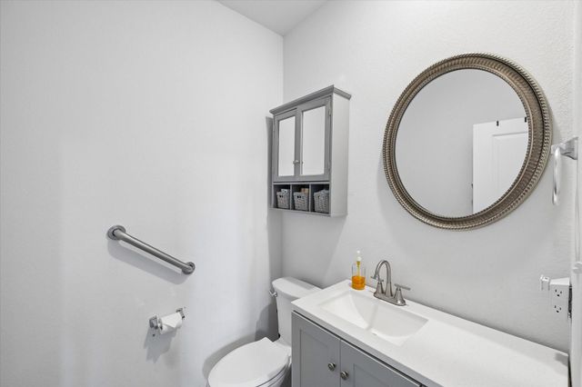 2036 Twin Lakes Boulevard, West Columbia, TX 77486