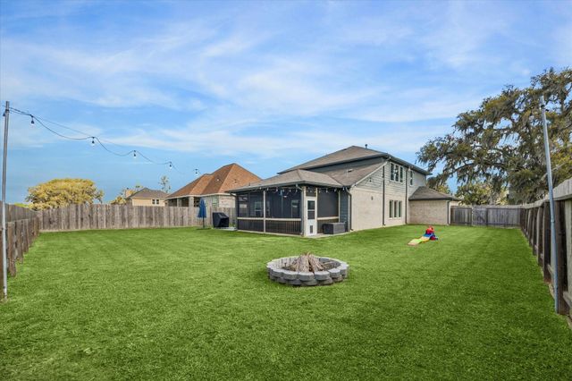 2036 Twin Lakes Boulevard, West Columbia, TX 77486