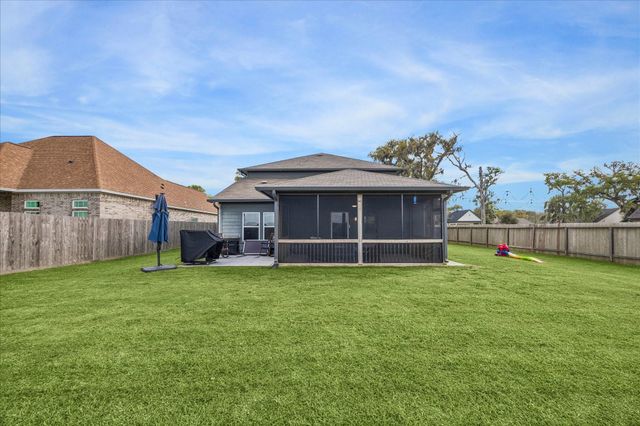 2036 Twin Lakes Boulevard, West Columbia, TX 77486