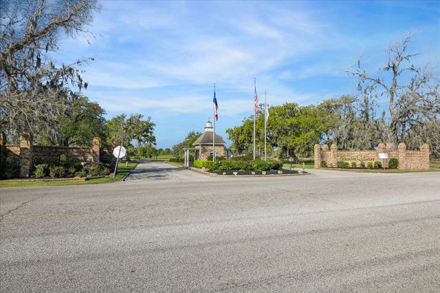 2036 Twin Lakes Boulevard, West Columbia, TX 77486