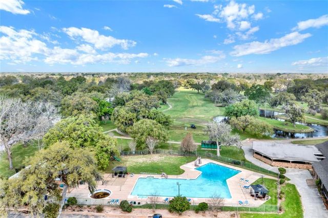 2036 Twin Lakes Boulevard, West Columbia, TX 77486