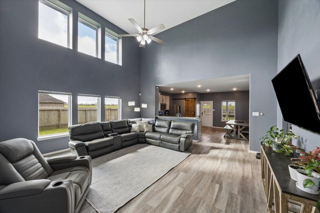 2036 Twin Lakes Boulevard, West Columbia, TX 77486