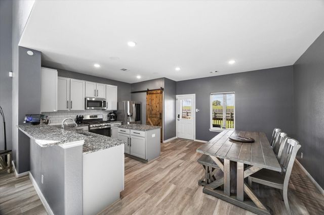 2036 Twin Lakes Boulevard, West Columbia, TX 77486