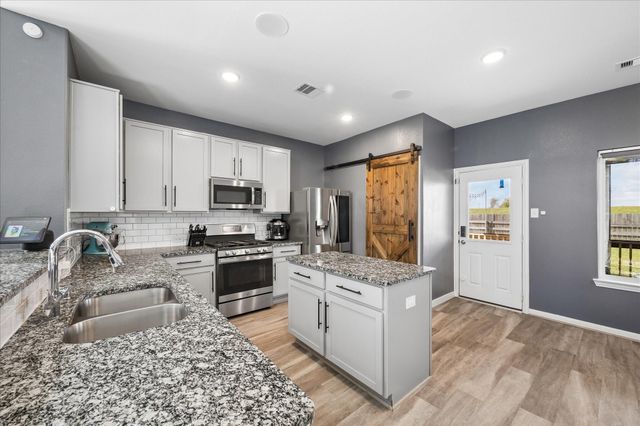 2036 Twin Lakes Boulevard, West Columbia, TX 77486