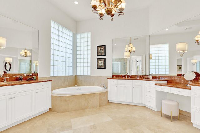 528 Les Jardin Drive, Palm Beach Gardens, FL 33410