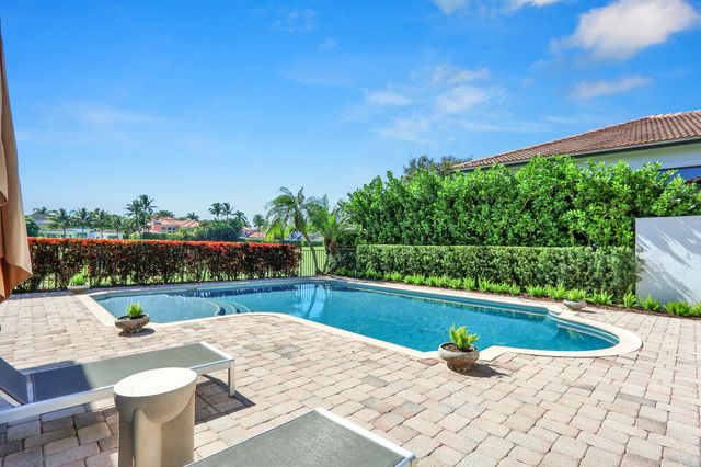 528 Les Jardin Drive, Palm Beach Gardens, FL 33410