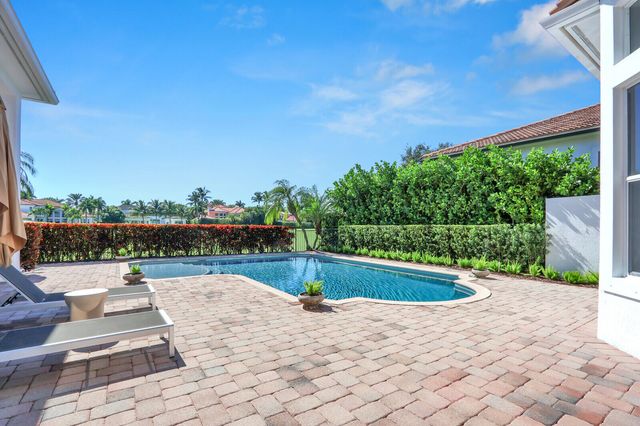 528 Les Jardin Drive, Palm Beach Gardens, FL 33410