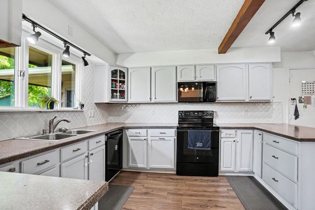 9713 Oakview Drive, Portage City, MI 49024