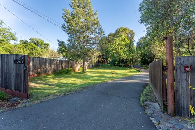 1701 Road B, Redwood Valley, CA 95470