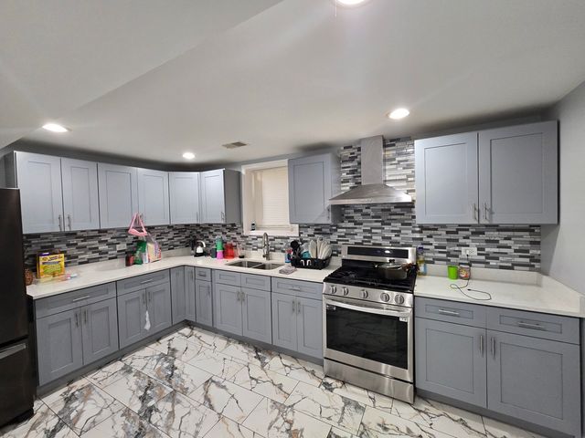 1400 N LOTUS Avenue, Chicago, IL 60651