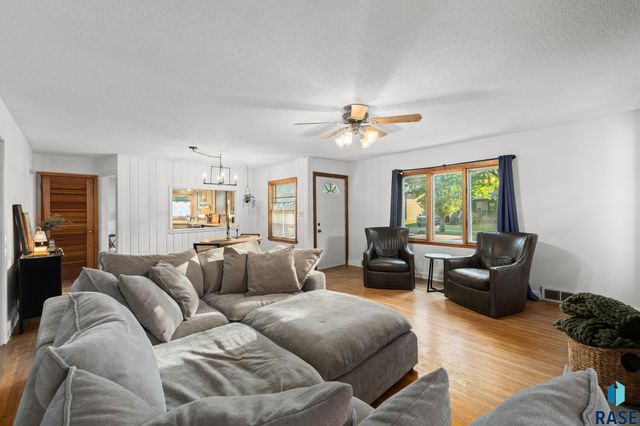 2916 S Walts Ave Avenue, Sioux Falls, SD 57105