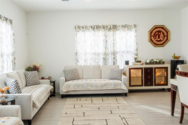 1404 E Aquilla DR, Leander, TX 78641