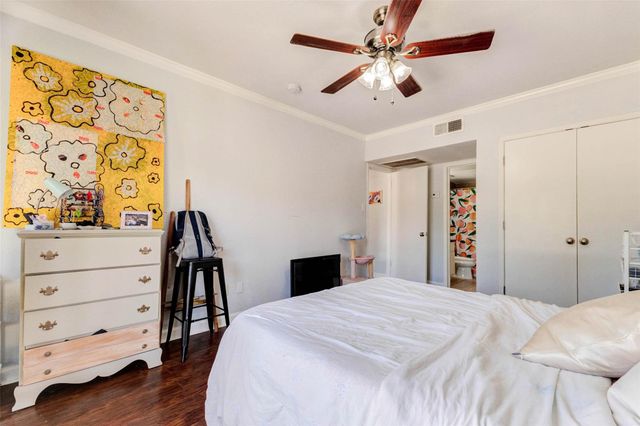 4515 Briar Hollow Place 215, Houston, TX 77027
