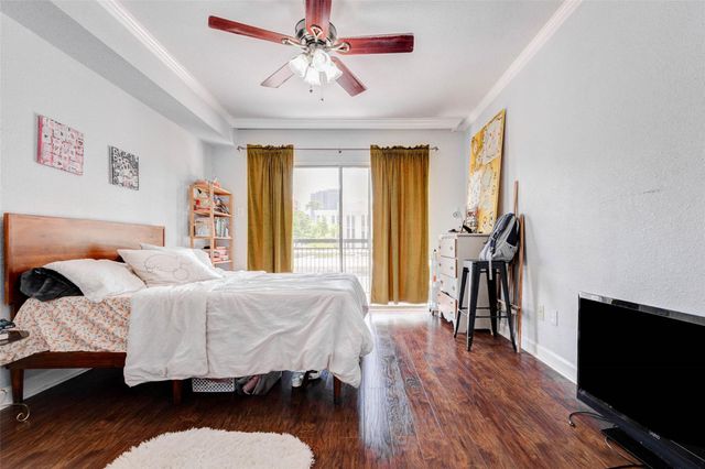 4515 Briar Hollow Place 215, Houston, TX 77027