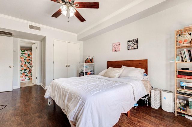 4515 Briar Hollow Place 215, Houston, TX 77027