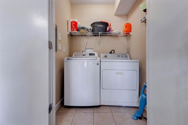 4515 Briar Hollow Place 215, Houston, TX 77027