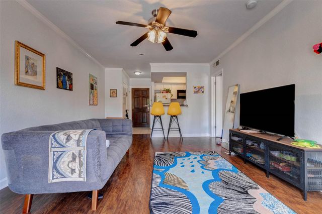 4515 Briar Hollow Place 215, Houston, TX 77027