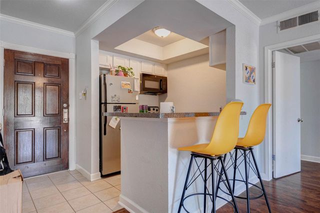 4515 Briar Hollow Place 215, Houston, TX 77027