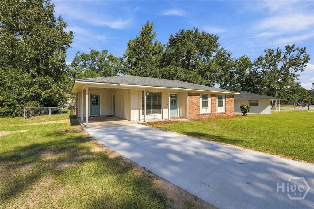 Image 4 of property listing at 108 W 15th Street, Rincon, GA 31326