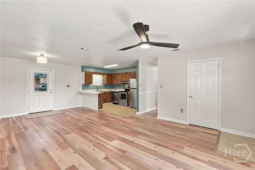 Image 5 of property listing at 108 W 15th Street, Rincon, GA 31326