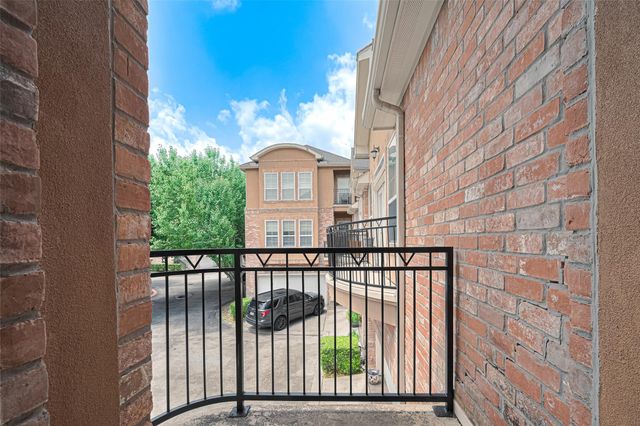 24 Versante Court, Houston, TX 77070
