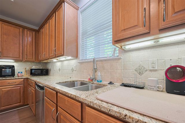 24 Versante Court, Houston, TX 77070