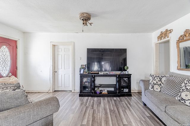 3719 W TRAVIS ST, San Antonio, TX 78207