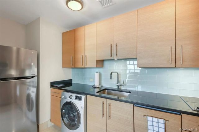 1 Renaissance Square 9D, White Plains, NY 10601