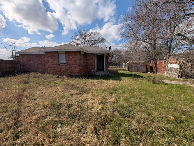 2600 W Bewick Street, Fort Worth, TX 76109