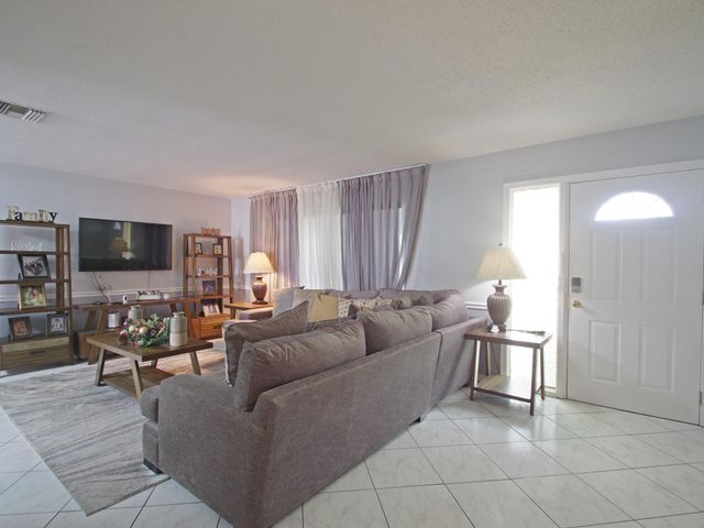 5813 NW 82nd Avenue, Tamarac, FL 33321