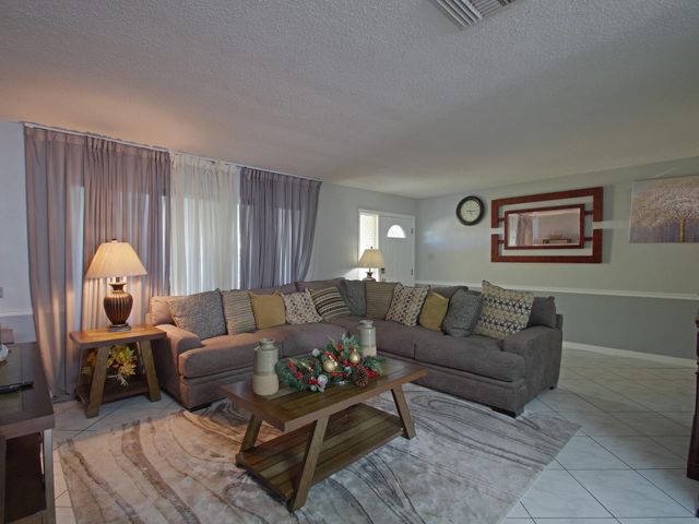 5813 NW 82nd Avenue, Tamarac, FL 33321