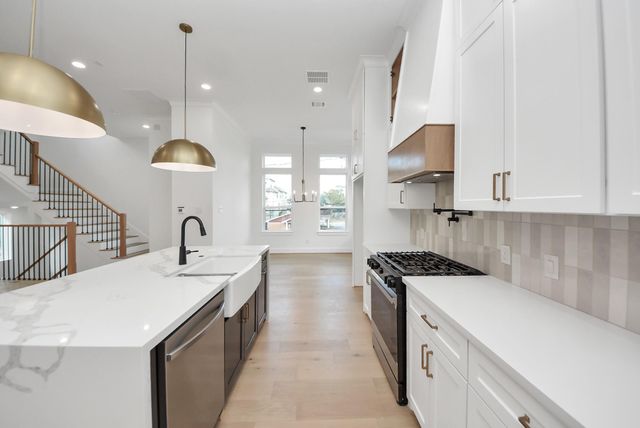 929 Fisher Street F, Houston, TX 77018