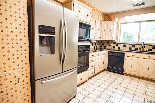 115 Raton Pass, Holly Lake Ranch, TX 75765