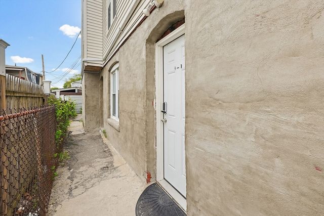 22 Hollywood St 4B, Worcester, MA 01610