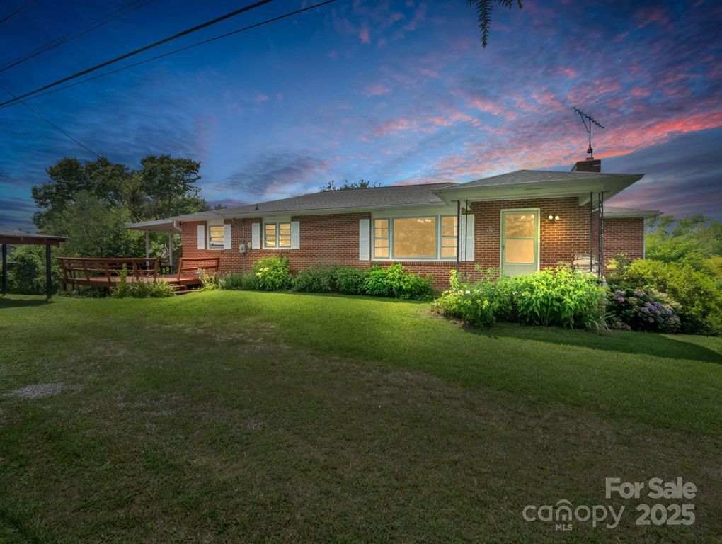 40 Country View Lane, Hendersonville, NC 28792