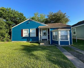 5407 Menard Avenue, Galveston, TX 77551